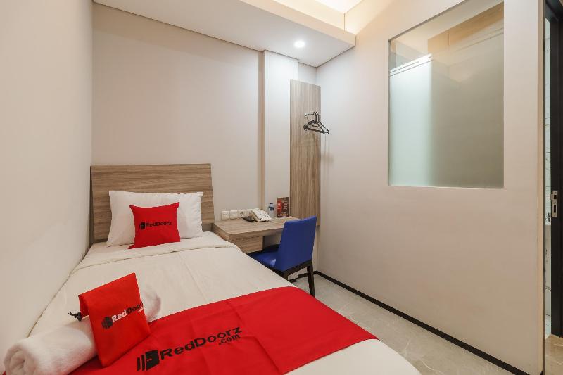 RedDoorz Plus near Senayan City - Oda