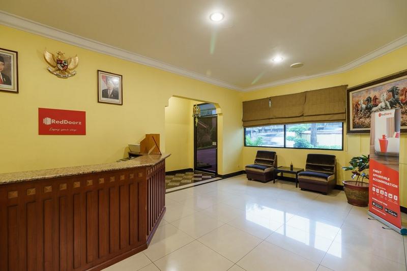 RedDoorz Plus near Ancol - Lobi