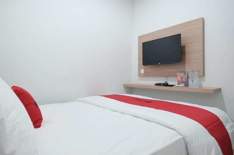 RedDoorz near Taman Palem - Oda