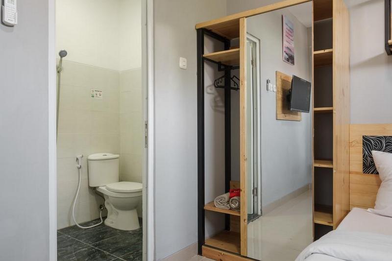 RedDoorz near Plaza Atrium Senen - Oda
