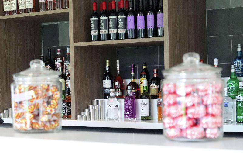 Hampton by Hilton Hamilton Park - Bar