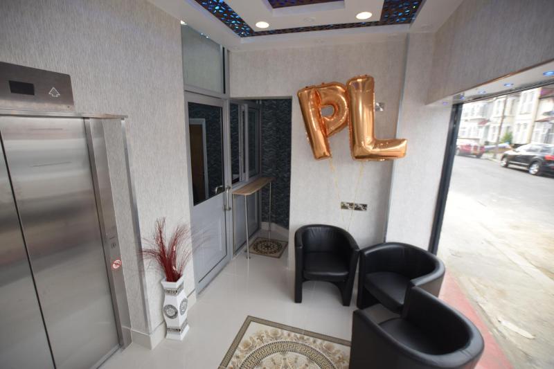 Premierlux Serviced Apartments - Lobi