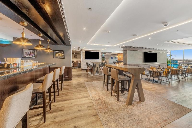 Radisson Blu Hotel, Dubai Canal View - Bar
