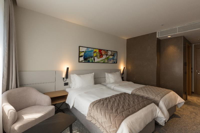 Mona Plaza Hotel - Oda