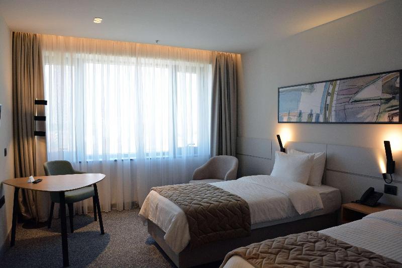 Mona Plaza Hotel - Oda