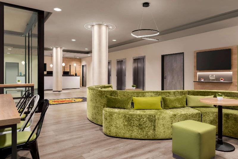 Super 8 by Wyndham Hamburg Mitte - Lobi