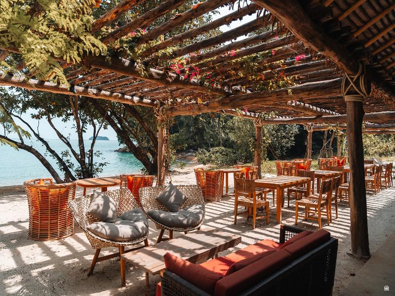 Island Escape by Burasari - Restoran