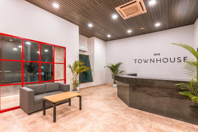 Super OYO Townhouse 2 Hotel Gunung Sahari - Lobi