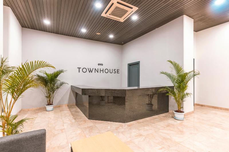 Super OYO Townhouse 2 Hotel Gunung Sahari - Lobi