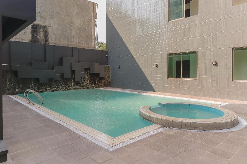 Super OYO Townhouse 2 Hotel Gunung Sahari - Havuz