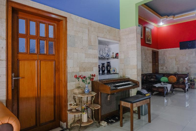 778 Guest House Amalia Malang - Lobi