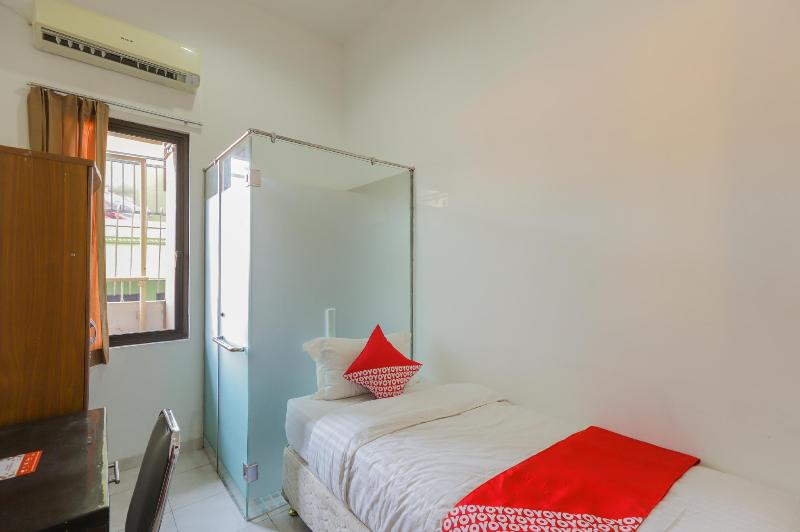 Super OYO 866 Idola Residence - Oda