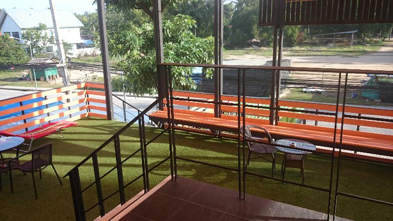 First And Frang Hotel - Teras