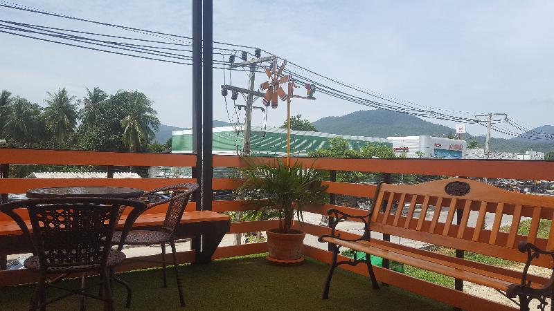 First And Frang Hotel - Teras