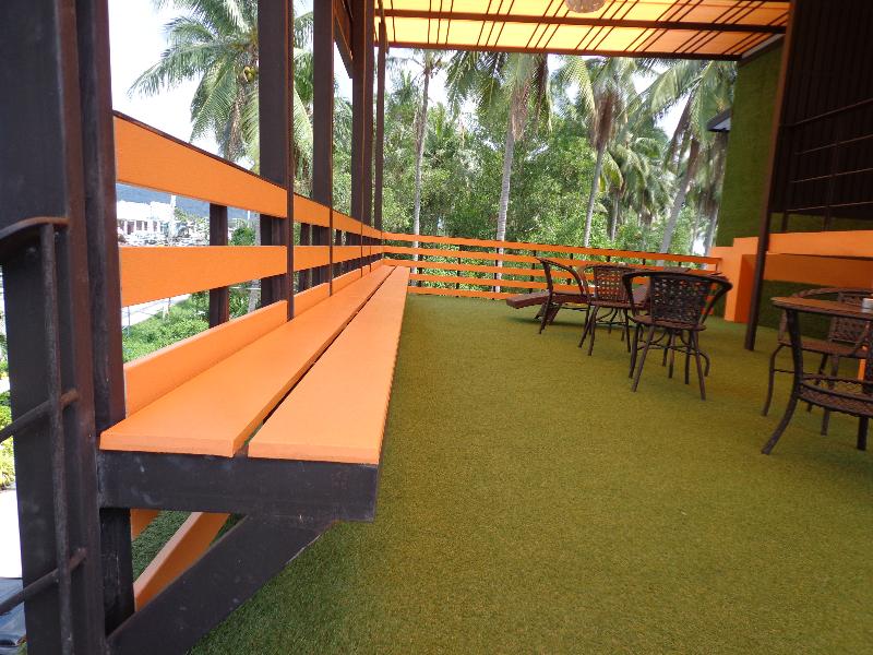 First And Frang Hotel - Teras