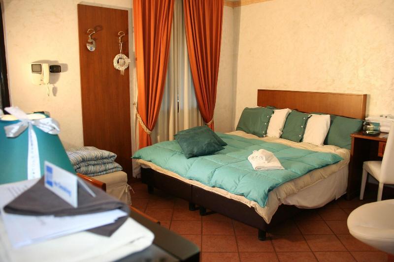Euro House Inn Airport Hotel Residence - Oda