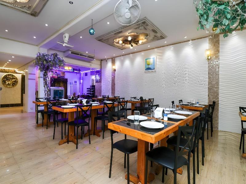 Natural Beach Hotel And Baan Sila - Restoran