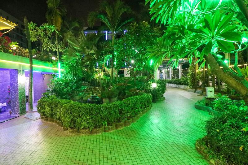 Natural Beach Hotel And Baan Sila - Teras