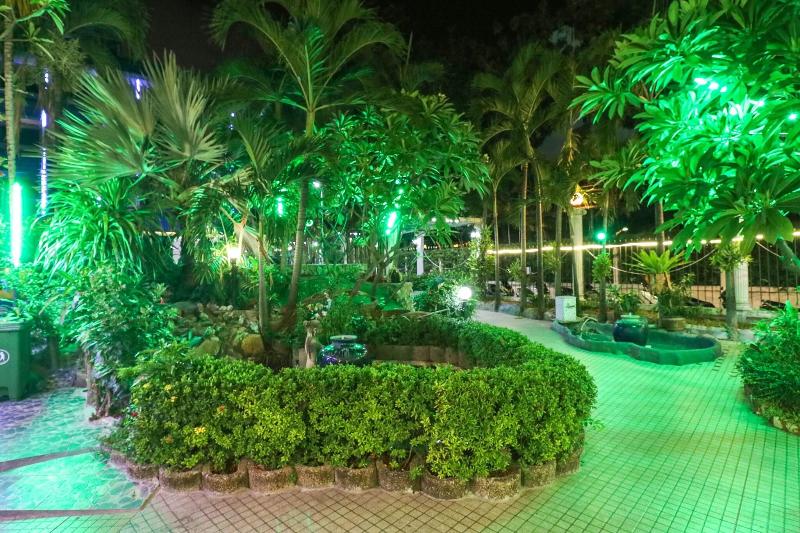 Natural Beach Hotel And Baan Sila - Teras