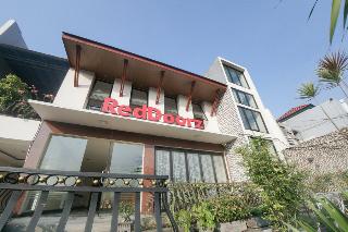 RedDoorz Plus near Green Pramuka Square Mall otel fotoğrafı