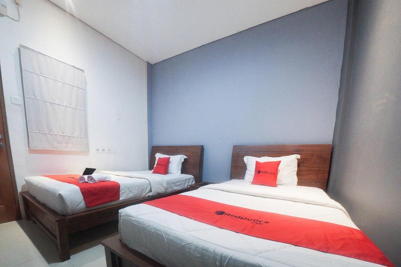 RedDoorz Plus near Green Pramuka Square Mall - Oda