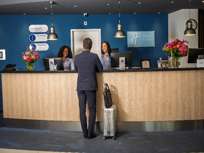 Holiday Inn Express Geneva Airport - Lobi