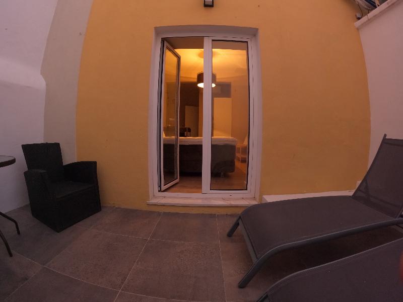 Temple Suites Guesthouse - Oda