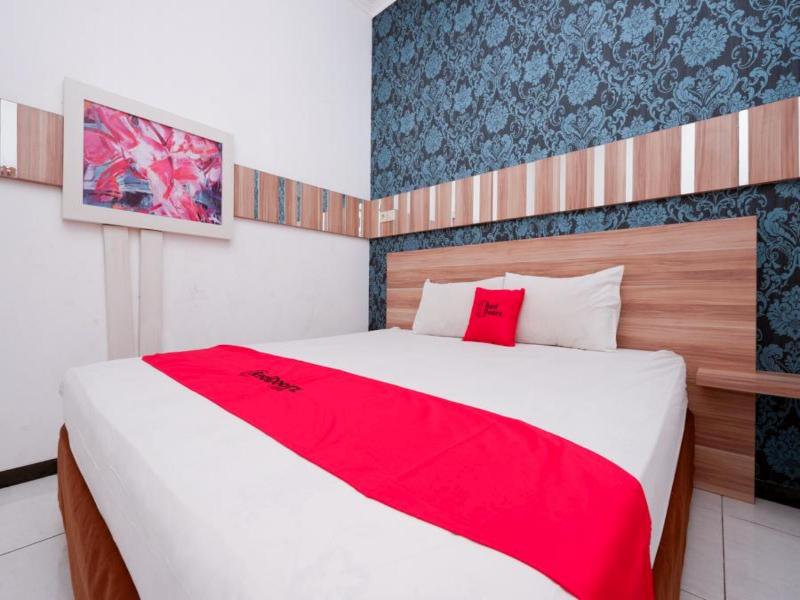 RedDoorz near Plaza Simpang Lima - Oda