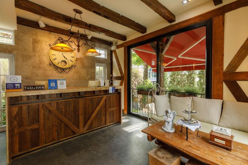 Le Charcoa Hotel - Lobi