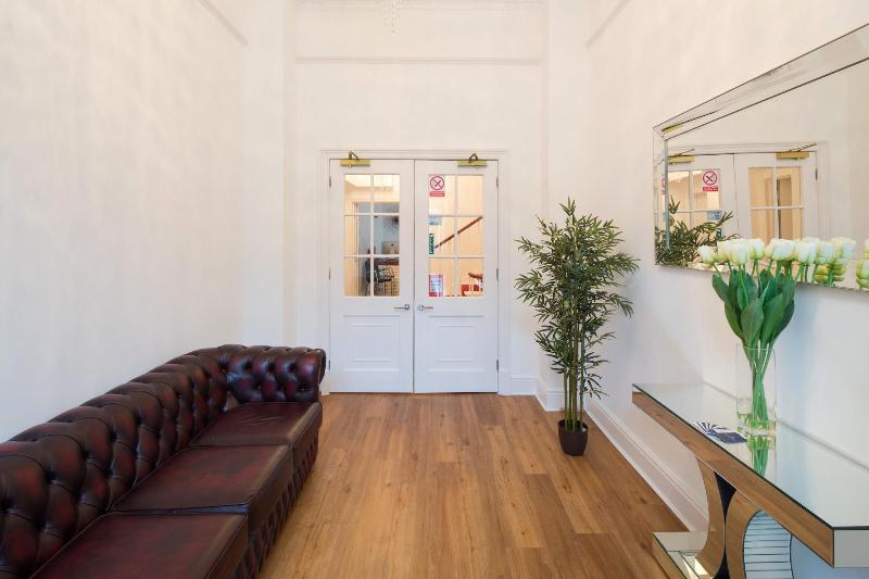 Edinburgh Castle Apartments And Suites - Lobi