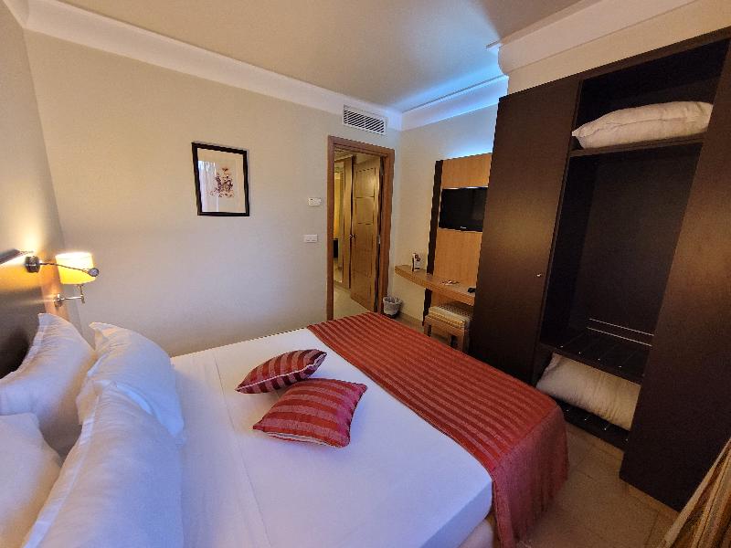 HOTEL TIBA - Oda