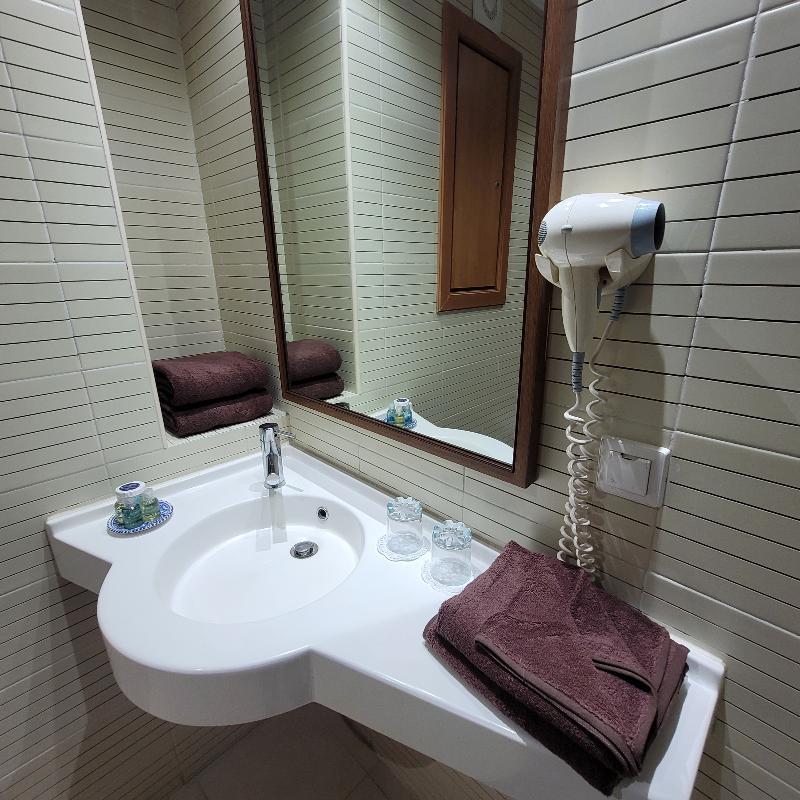 HOTEL TIBA - Oda
