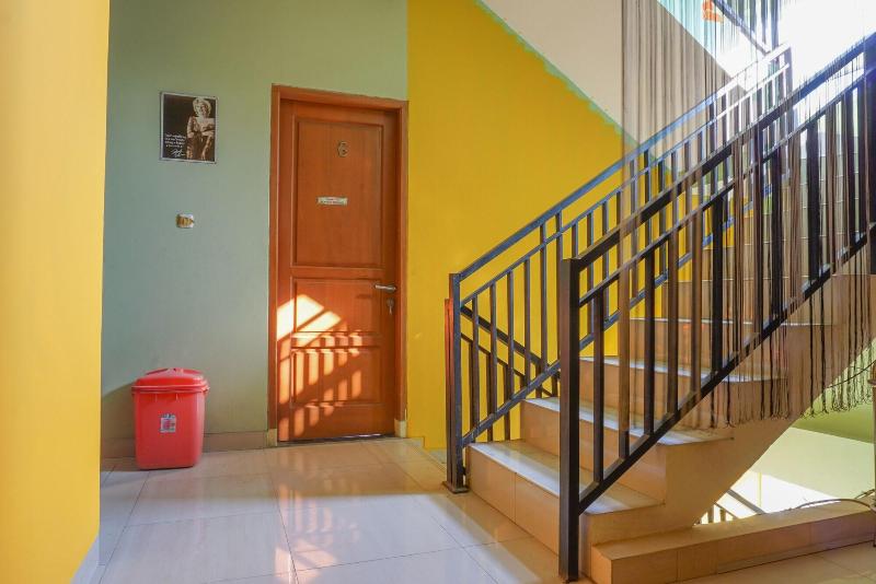 RedDoorz near Kemang Square - Lobi