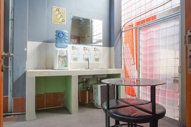 RedDoorz near Kemang Square - Lobi