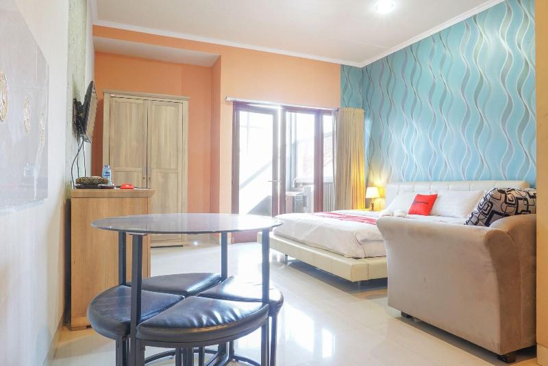 RedDoorz near Kemang Square - Oda