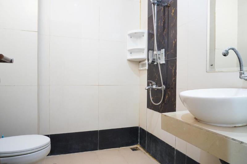 RedDoorz near Kemang Square - Oda