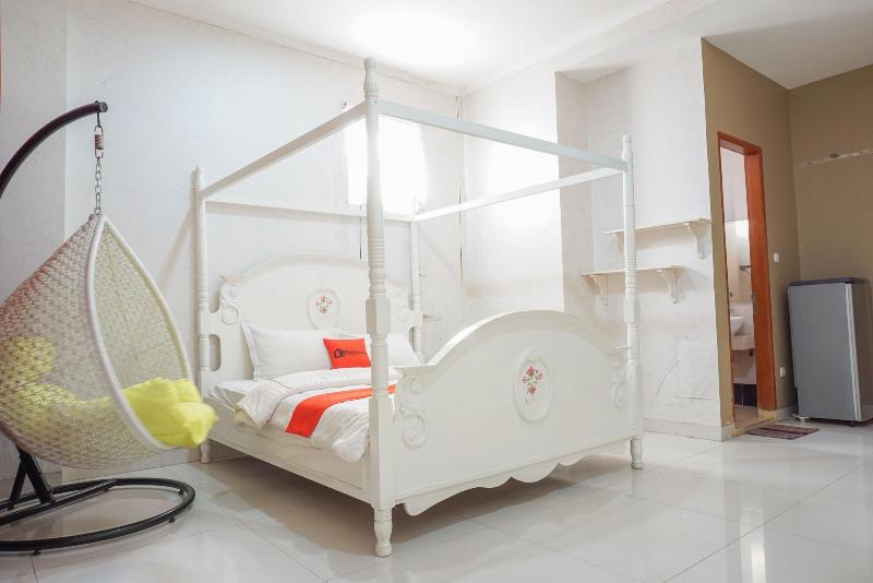 RedDoorz near Kemang Square - Oda