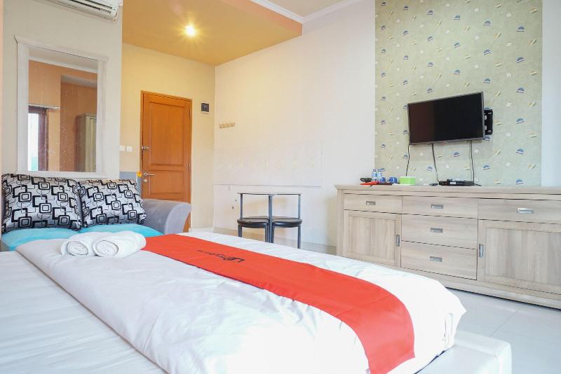 RedDoorz near Kemang Square - Oda