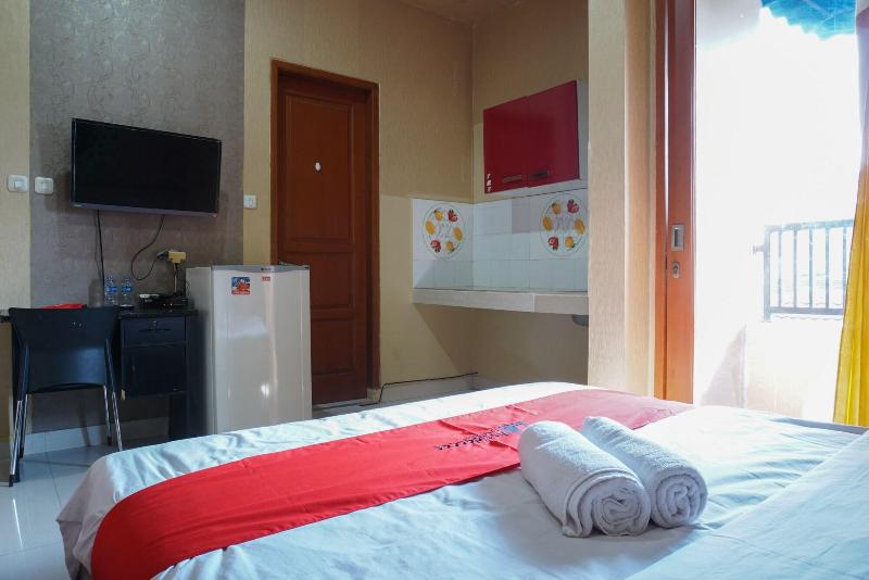 RedDoorz near Kemang Square - Oda