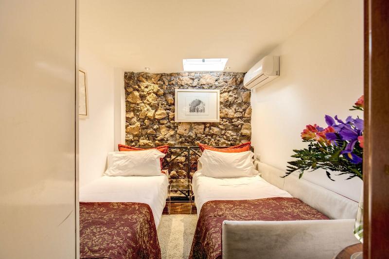 Pantheonview Luxury Suites - Oda