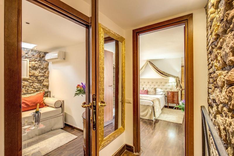 Pantheonview Luxury Suites - Oda