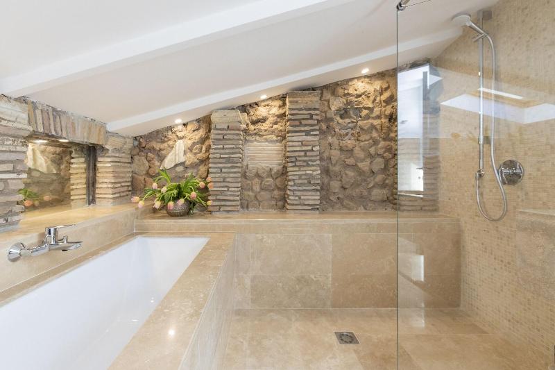 Pantheonview Luxury Suites - Oda