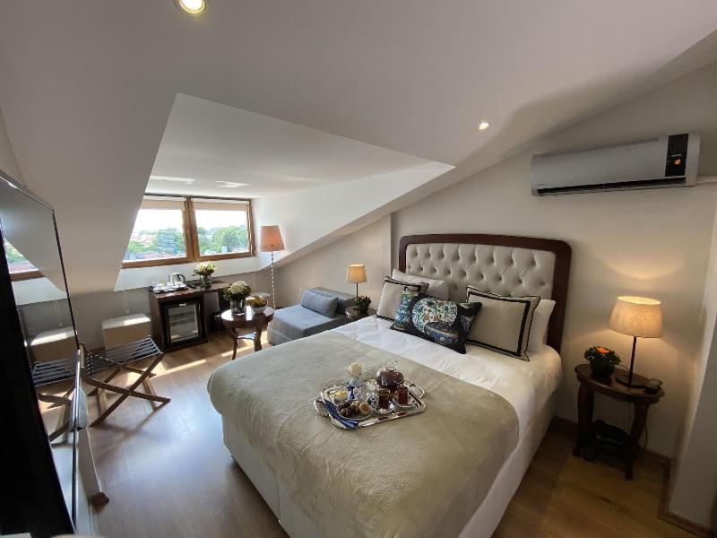 Four Doors Hotel - Genel