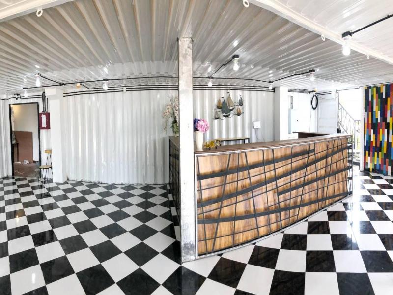 Qbix Hotel - Lobi