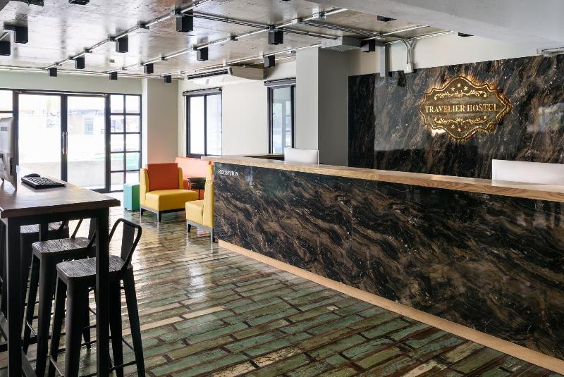 Travelier Hostel - Lobi