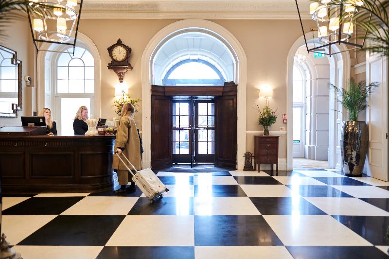 Queens Hotel Cheltenham - Lobi