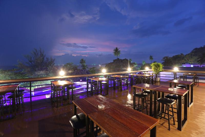 Balcony Party Hostel Ao Nang Beachfront Adult Only - Restoran