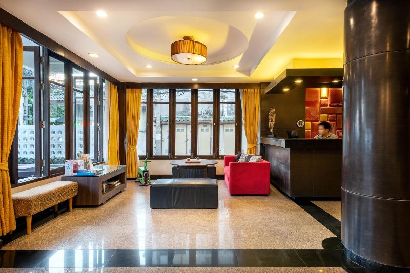 The Jomtien Twelve - Lobi