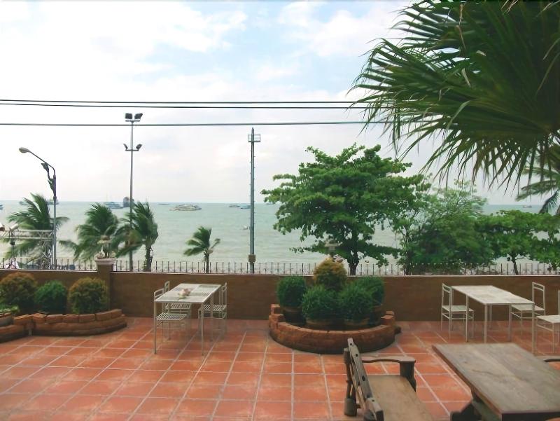 Red Balcony Hotel - Teras