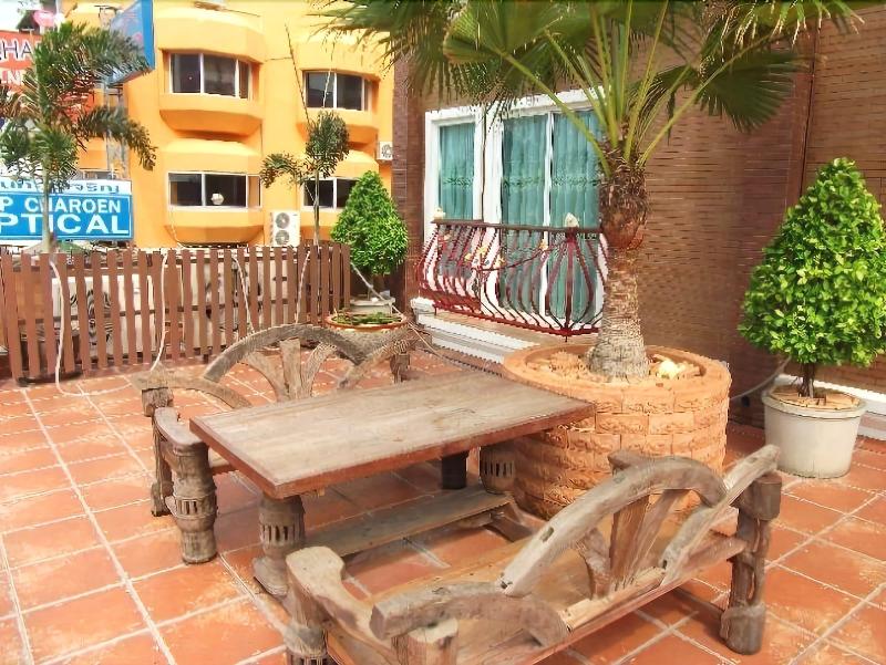 Red Balcony Hotel - Teras